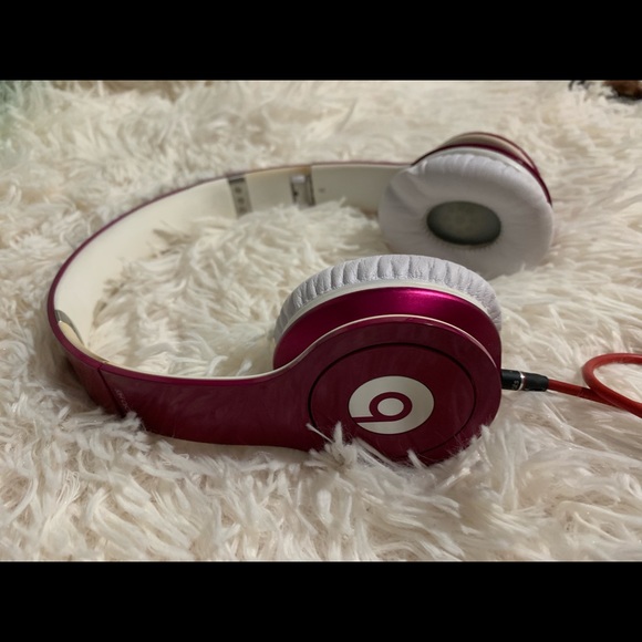 Beats Solo HD Pink Headphones - Picture 5 of 13